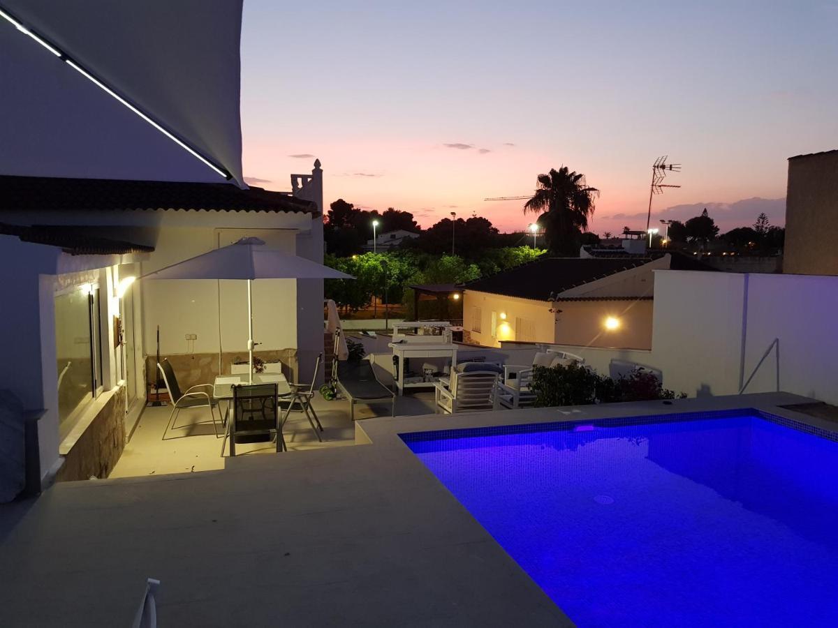 Lovely Bungalow For Four Close To Beach And City In Torrevieja Bagian luar foto