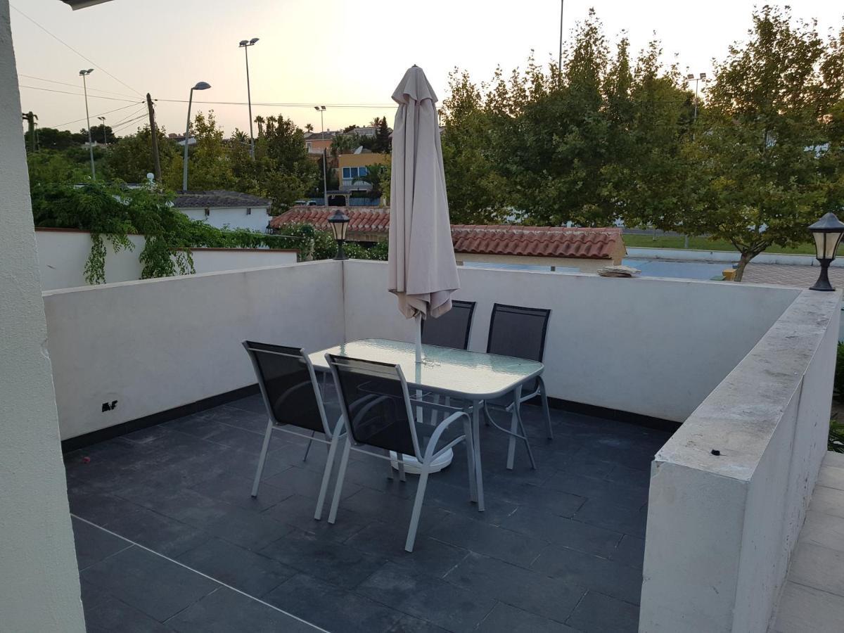 Lovely Bungalow For Four Close To Beach And City In Torrevieja Bagian luar foto