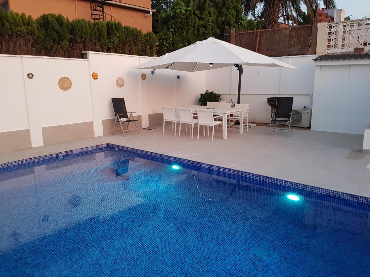 Lovely Bungalow For Four Close To Beach And City In Torrevieja Bagian luar foto