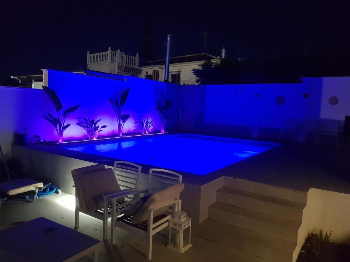 Lovely Bungalow For Four Close To Beach And City In Torrevieja Bagian luar foto