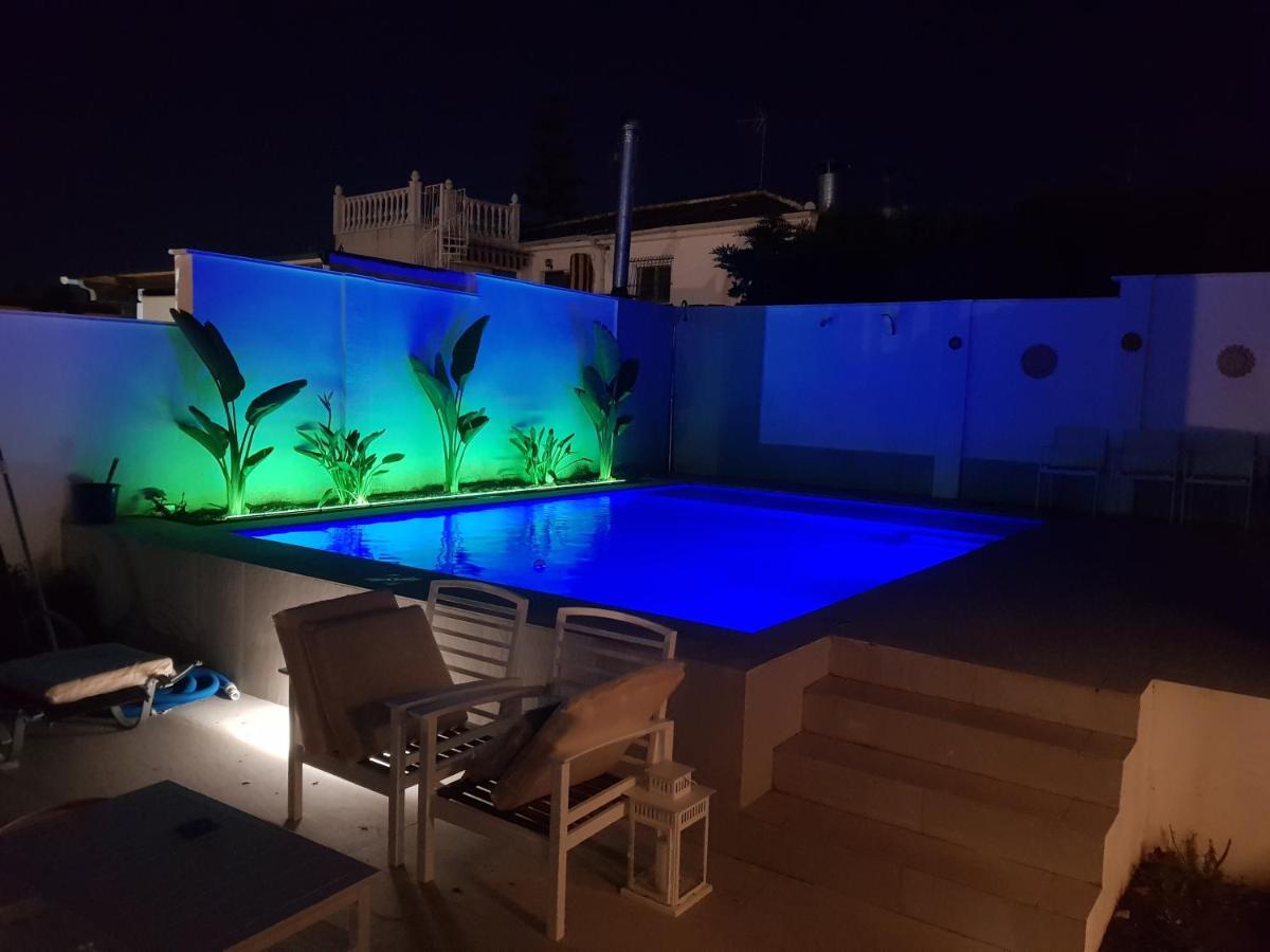 Lovely Bungalow For Four Close To Beach And City In Torrevieja Bagian luar foto